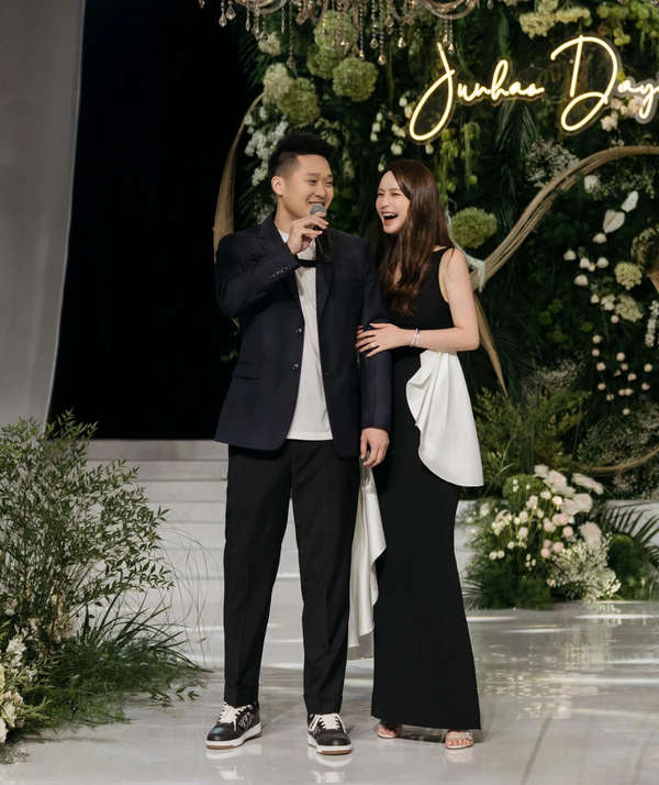 Trong bộ váy sang chảnh, hot girl Trung Quốc không giấu nổi niềm hạnh phúc với những nụ cười rạng rỡ trên môi.