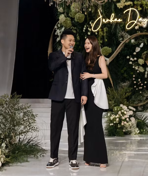 Trong bộ váy sang chảnh, hot girl Trung Quốc không giấu nổi niềm hạnh phúc với những nụ cười rạng rỡ trên môi.