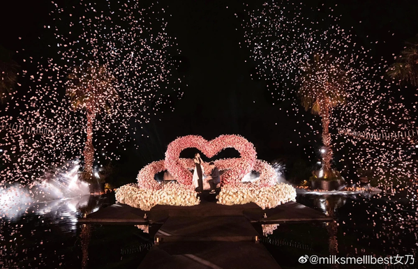 Qua những bức ảnh được Trương Đại Dịch đăng tải có thể thấy, cô nàng được bạn trai ngỏ lời cầu hôn trong khung cảnh vô cùng hoành tráng, lãng mạn, không khác gì những thước phim ngôn tình.