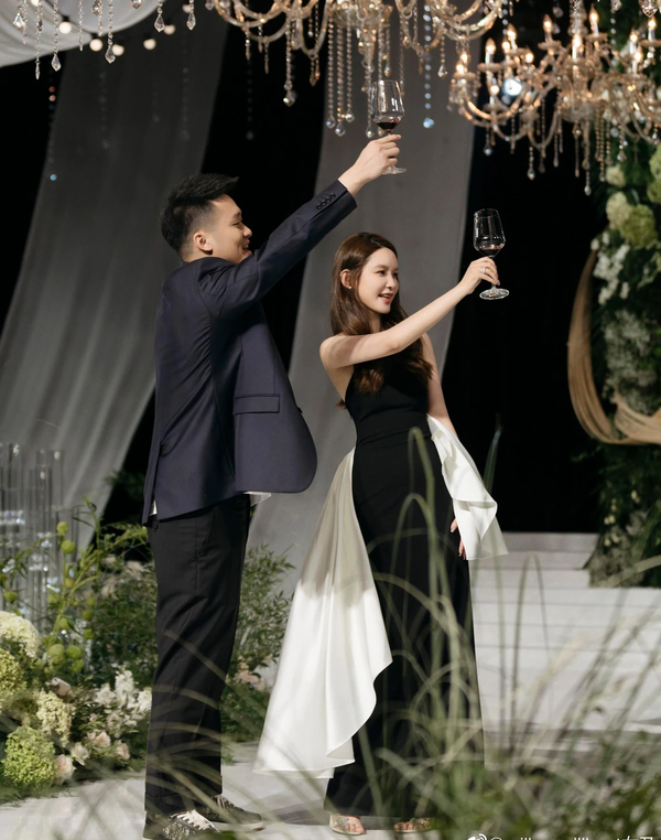 Trong buổi lễ đính ước, bạn trai doanh nhân còn thề nguyện “mãi mãi yêu thương, mãi mãi bảo vệ Trương Đại Dịch”. Vị phú nhị đại trẻ tuổi hy vọng bạn gái mỗi ngày đều sống vui vẻ, hạnh phúc.