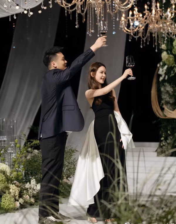 Trong buổi lễ đính ước, bạn trai doanh nhân còn thề nguyện “mãi mãi yêu thương, mãi mãi bảo vệ Trương Đại Dịch”. Vị phú nhị đại trẻ tuổi hy vọng bạn gái mỗi ngày đều sống vui vẻ, hạnh phúc.