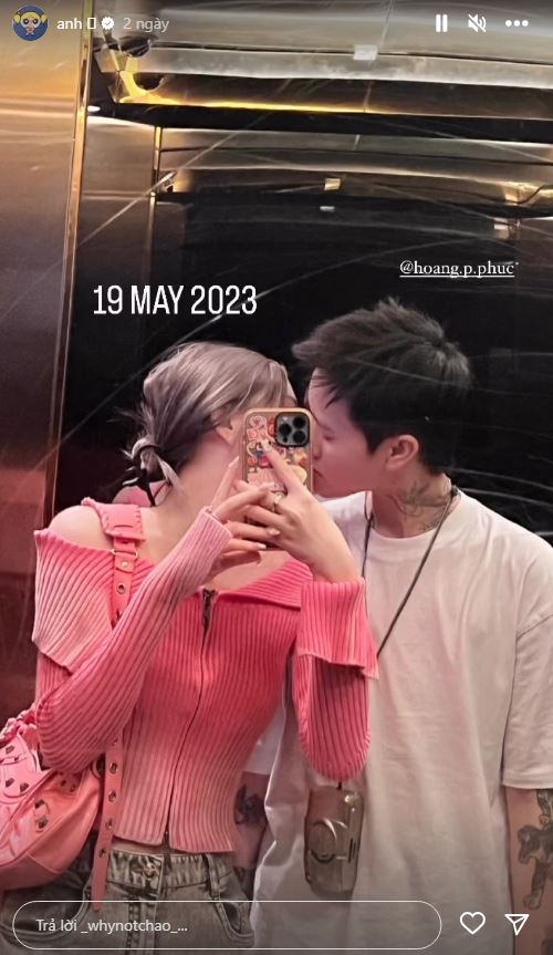 Được biết, bạn trai của Chao tên Hoàng Phúc, là một thợ tóc, lớn hơn Chao 10 tuổi. Anh chàng khá kín tiếng trên MXH, hiện đang ở Hà Nội.