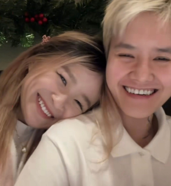 Dù vậy vẫn sở hữu ngoại hình đầy nam tính, đặc biệt là luôn dành cho Chao những ánh mắt, cử chỉ âu yếm.