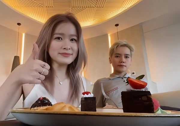 Theo chia sẻ, Chao thường xuyên được anh người yêu tặng hoa, từ hoa tươi đến hoa bằng gấu bông, bong bóng… với nhiều lời nhắn ngọt ngào như "Love you to the moon and back" (chỉ một tình yêu mãnh liệt) hay "Mau khỏi ốm nhé, yêu em".