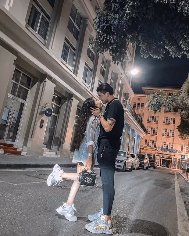 Chứng kiến những hình ảnh sau khi sinh nở của Kiều Anh, ai cũng phải công nhận cô nàng vẫn xinh đẹp, rạng rỡ và thon gọn.