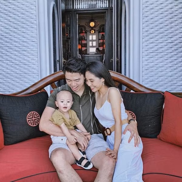 Trước đó, ngày 15/12, ca nương Kiều Anh đã xuất viện sau khi sinh em bé. Một lần nữa cô lại gây chú ý bởi nhan sắc xinh đẹp dù chỉ vừa sinh nở cách đó mấy ngày.