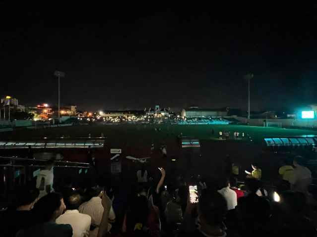 Phút 67 của trận đấu, khi tỉ số đang là 1-1, sự cố bất ngờ đến khi toàn bộ hệ thống đèn trên sân Thanh Hóa vụt tắt. Nguyên nhân được cho là do sập điện và BTC sân đang nỗ lực khắc phục sự cố khó đỡ này. Trận đấu cũng vì thế bị gián đoạn ít lâu.