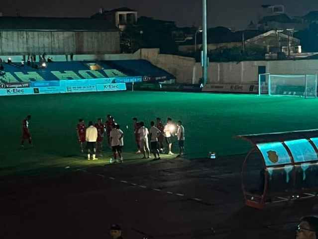Trong lúc chờ hệ thống điện trở lại, các cầu thủ Nam Định đã sử dụng đèn flash để họp chiến thuật. CĐV trên khán đài cũng dùng đèn flash để có thể theo dõi những gì diễn ra trên sân.