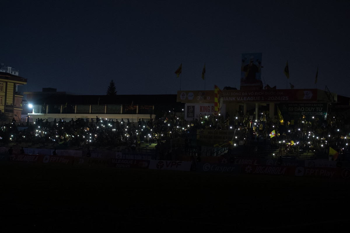 Phút 36, toàn bộ hệ thống đèn chiếu sáng trên sân Thanh Hóa bị tắt đột ngột. Do thiếu ánh sáng nên các cầu thủ không thể thi đấu.