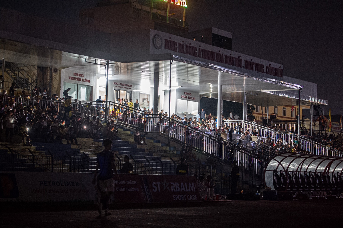 Trong lúc mất điện, cầu thủ của 2 đội Thanh Hóa và Bình Dương đành trở lại khu vực kỹ thuật và phòng thay đồ, chờ phương án xử lý của ban tổ chức.