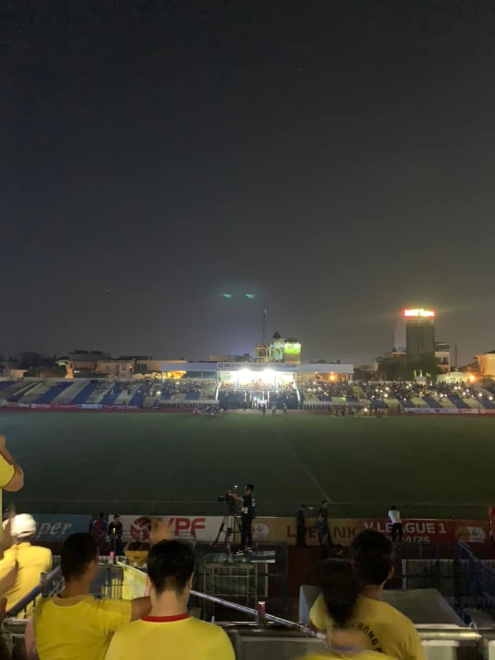 Tranh thủ lúc SVĐ Thanh Hóa mất điện, các CĐV xứ Thanh đã bật đèn flash.