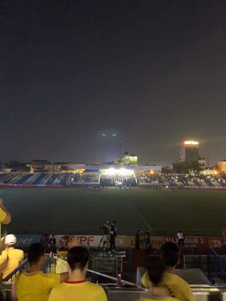 Tranh thủ lúc SVĐ Thanh Hóa mất điện, các CĐV xứ Thanh đã bật đèn flash.