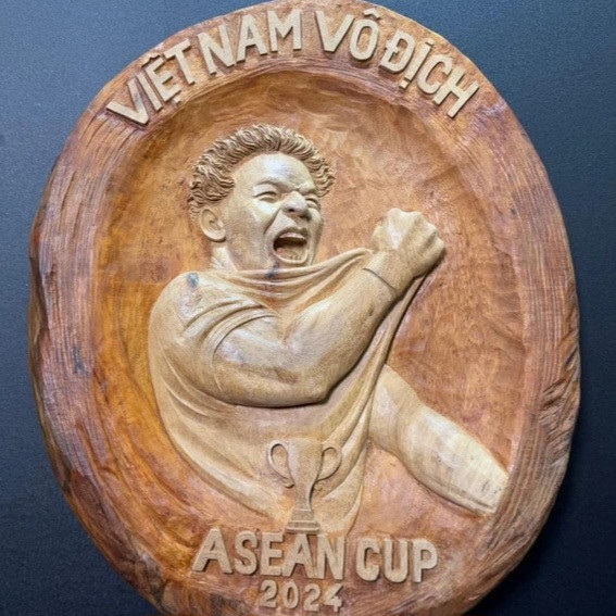 Sau chiến thắng oai hùng của ĐT Việt Nam trước Thái Lan trên sân nhà sau 27 năm chờ đợi, anh Trọng Quân đã cố nán lại sân Việt Trì để tặng Xuân Son bức tượng gỗ mình tự tay sáng tác.
