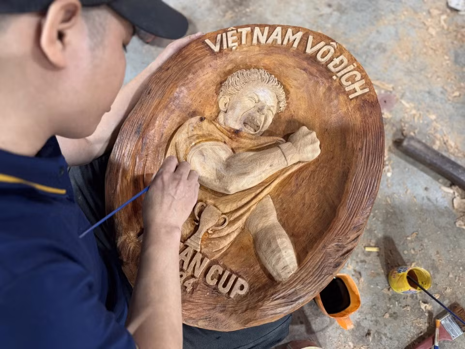Bức tranh được khắc từ miếng gỗ gõ đỏ, thực hiện trong 1 tuần và hoàn thiện ngay trước khi trận đấu giữa Việt Nam - Thái Lan diễn ra hôm 2/1.
