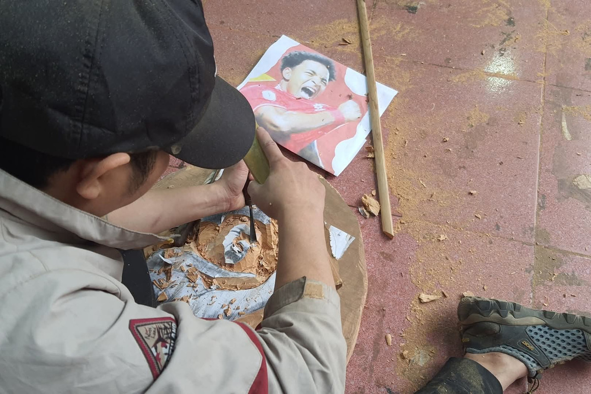 Về bức tranh đặc biệt, anh Quân cho biết ý tưởng xuất phát từ tấm hình ăn mừng của nam cầu thủ gốc Brazil trong trận thắng đội tuyển Singapore.