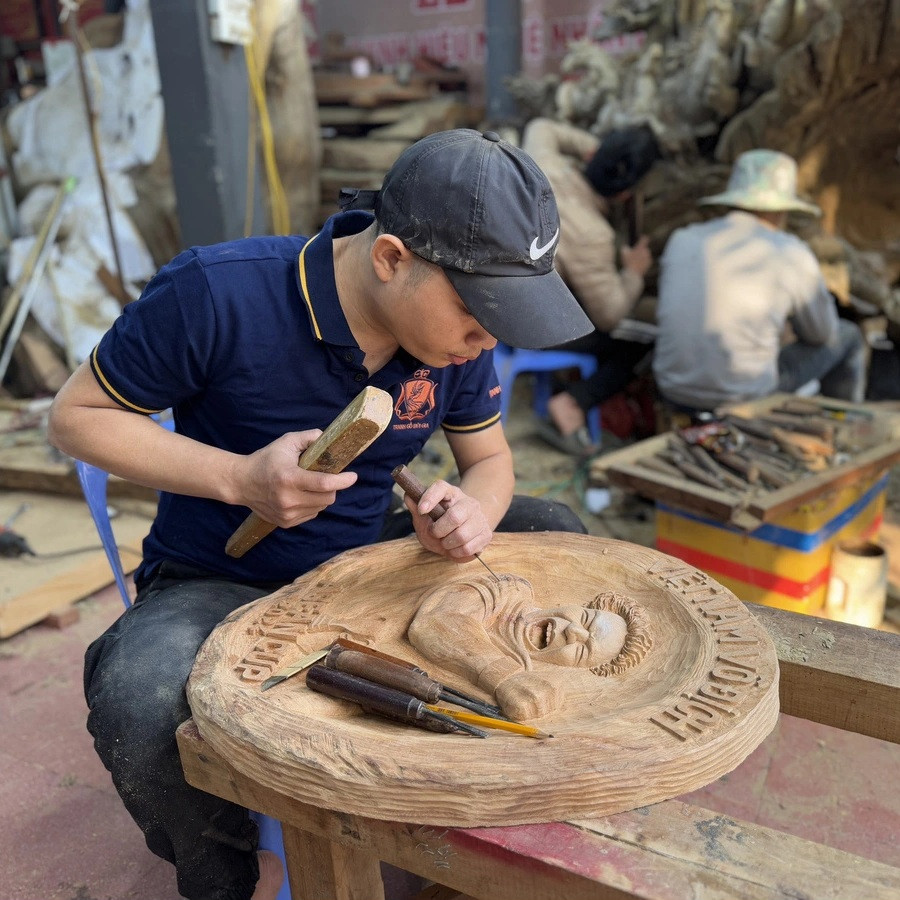 "Anh em ở xưởng đã quen với chạm trổ hoa văn rồng, phượng truyền thống, nhưng đây là lần đầu tiên mình làm tranh chân dung khắc gỗ. Cái khó là làm sao toát lên được thần thái của Xuân Son. Anh em đã phải ngắm nghía, nghiên cứu kỹ trước khi tạo hình. Đặc biệt đối với các nét đặc tả như đôi mắt, khóe miệng", anh Quân bộc bạch