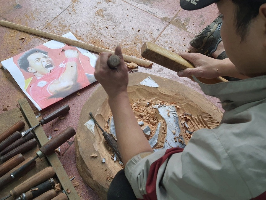 Anh Trọng Quân chia sẻ, sau khi trận đấu với Thái Lan kết thúc, đến hơn 23h ngày 2/1, sau khi họp báo kết thúc, anh cũng thỏa mong ước được gặp thần tượng ở cự ly gần và được tự tay tặng cho nam cầu thủ bức tranh khắc gỗ.