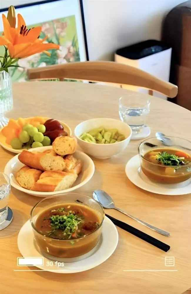 Kèm theo đó, cựu nữ MC thời tiết của VTV chia sẻ: "Em đã pha trà cũng đã cắm hoa, chỉ chờ người qua... là tròn chữ 'nhà'".