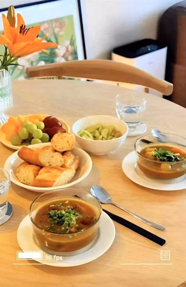 Kèm theo đó, cựu nữ MC thời tiết của VTV chia sẻ: "Em đã pha trà cũng đã cắm hoa, chỉ chờ người qua... là tròn chữ 'nhà'".