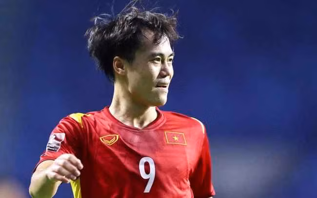 Đứng thứ 4 trong danh sách là tiền đạo Nguyễn Văn Toàn với 350.000 USD. Anh là mẫu tiền đạo có thể gây ra đột biến với tốc độ và khả năng đi bóng lắt léo.