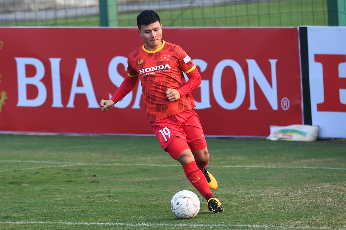 Sau 3 năm, Quang Hải vẫn ổn định ở AFF Cup với 2 bàn thắng. Ở trận bán kết lượt đi gặp Thái Lan, một mình tiền vệ 25 tuổi tạo ra 3 cơ hội ăn bàn nguy hiểm, dù hơn nửa đội hình chơi dưới phong độ.