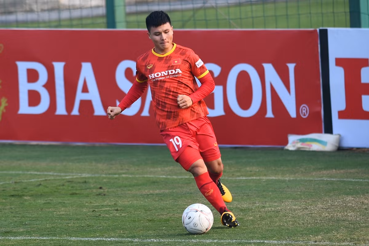 Sau 3 năm, Quang Hải vẫn ổn định ở AFF Cup với 2 bàn thắng. Ở trận bán kết lượt đi gặp Thái Lan, một mình tiền vệ 25 tuổi tạo ra 3 cơ hội ăn bàn nguy hiểm, dù hơn nửa đội hình chơi dưới phong độ.