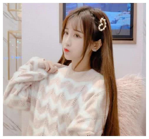 Dương Thanh Ninh có gương mặt khá bè chứ không thon gọn như trên ảnh, làn da cũng nhợt nhạt thiếu sức sống, đặc biệt là đôi mắt nhỏ kém xinh đẹp.