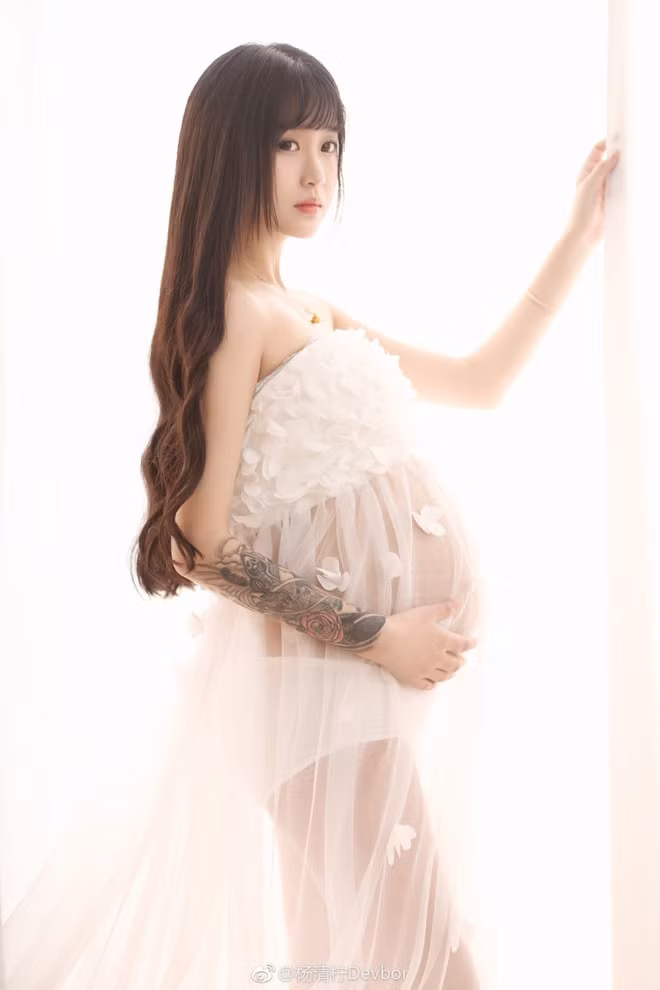 Trước scandal nhan sắc thật giả này, Dương Thanh Ninh còn từng gây xôn xao với scandal mang thai năm 19 tuổi.