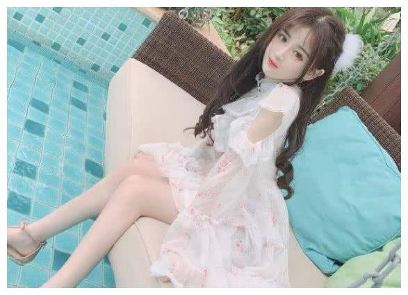 Năm 2016, khi mới 18 tuổi, Dương Thanh Ninh đã công khai chung sống với một MC nam khác bằng tuổi tên Vương Nhạc Nhạc.