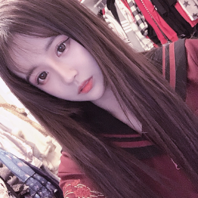 Hot girl mạng Trung Quốc này được nhận xét là một hot girl theo trường phái "kẹo ngọt", thích hợp nhất với phong cách xinh xắn, đáng yêu. Và quả thực, những bức ảnh cô nàng đăng tải cũng làm mọi người phải xuýt xoa vì dễ thương