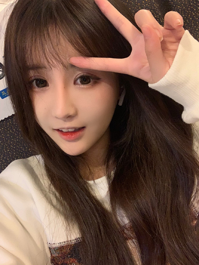 Dương Thanh Ninh vốn là một MC kiêm streamer khá nổi tiếng. Cô nàng này sinh năm 1998, đến từ thành phố Hàng Châu, tỉnh Chiết Giang (Trung Quốc).