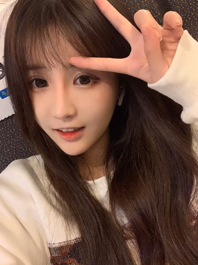 Dương Thanh Ninh vốn là một MC kiêm streamer khá nổi tiếng. Cô nàng này sinh năm 1998, đến từ thành phố Hàng Châu, tỉnh Chiết Giang (Trung Quốc).