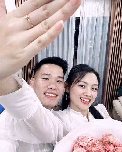 VĐV Nguyễn Thu Hoài từng đi vào lịch sử bóng chuyền nữ Việt Nam khi là cây chuyền hai đầu tiên giành được danh hiệu chuyền hai xuất sắc nhất tại một giải đấu quốc tế - giải bóng chuyền trẻ Vô địch Đông Nam Á 2016.