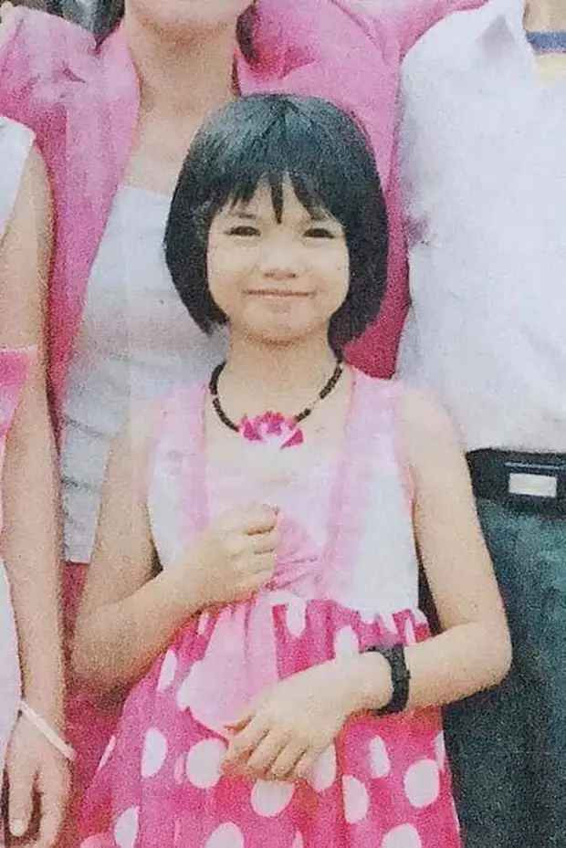 Ảnh hồi nhỏ CiiN từng đăng trên trang cá nhân được netizen dành nhiều lời khen. Cô nàng vốn đã có nét xinh đẹp, đáng yêu từ khi còn bé.