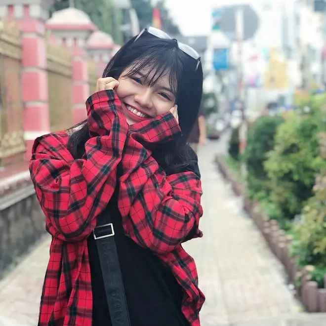 Sau đó 2 năm, hot girl TikTok ra dáng thiếu nữ hơn. Nhiều người nghi vấn, CiiN đã chỉnh sửa "sương sương" nhan sắc bởi chiếc mũi có phần thon gọn hơn trước.