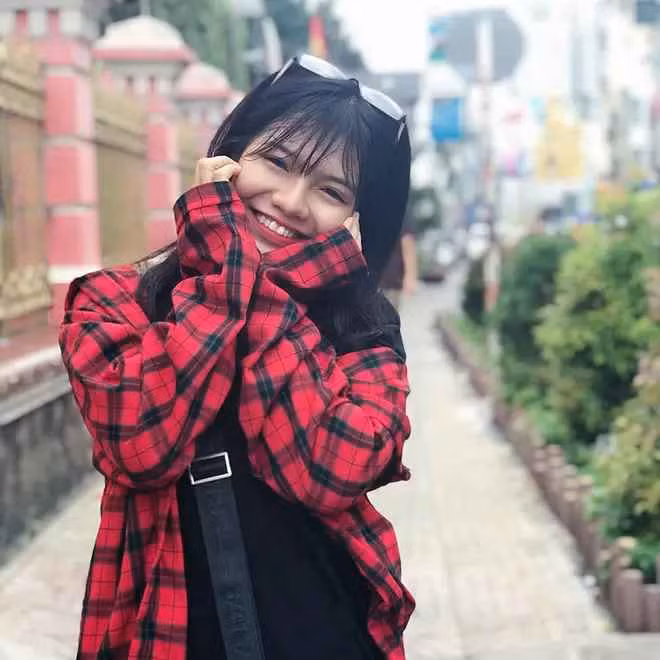 Sau đó 2 năm, hot girl TikTok ra dáng thiếu nữ hơn. Nhiều người nghi vấn, CiiN đã chỉnh sửa "sương sương" nhan sắc bởi chiếc mũi có phần thon gọn hơn trước.