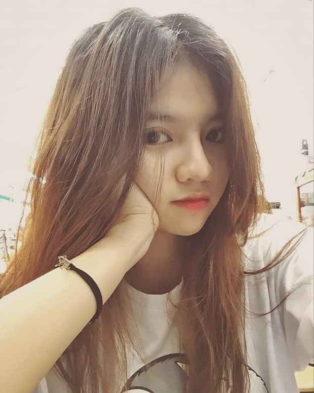 Nữ TikToker Bùi Thảo Ly sở hữu làn da trắng, đôi mắt đen láy. Đây cũng là lúc cô bắt đầu định hướng bản thân theo phong cách cool ngầu.