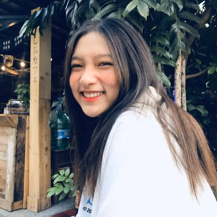 Không chỉ nổi tiếng với loạt ảnh đời thường chẳng kém cạnh các hot girl xứ Hàn, Dũ Yến cũng khá nổi bật với hình ảnh diện tà áo dài trắng.