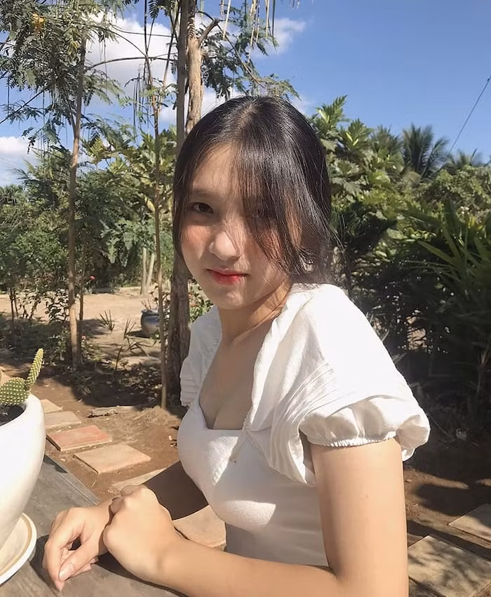 Nữ sinh 2K4 sở hữu khuôn mặt đáng yêu cùng nụ cười “tỏa nắng” khiến cộng đồng mạng không thể không say lòng ngay từ cái nhìn đầu tiên.