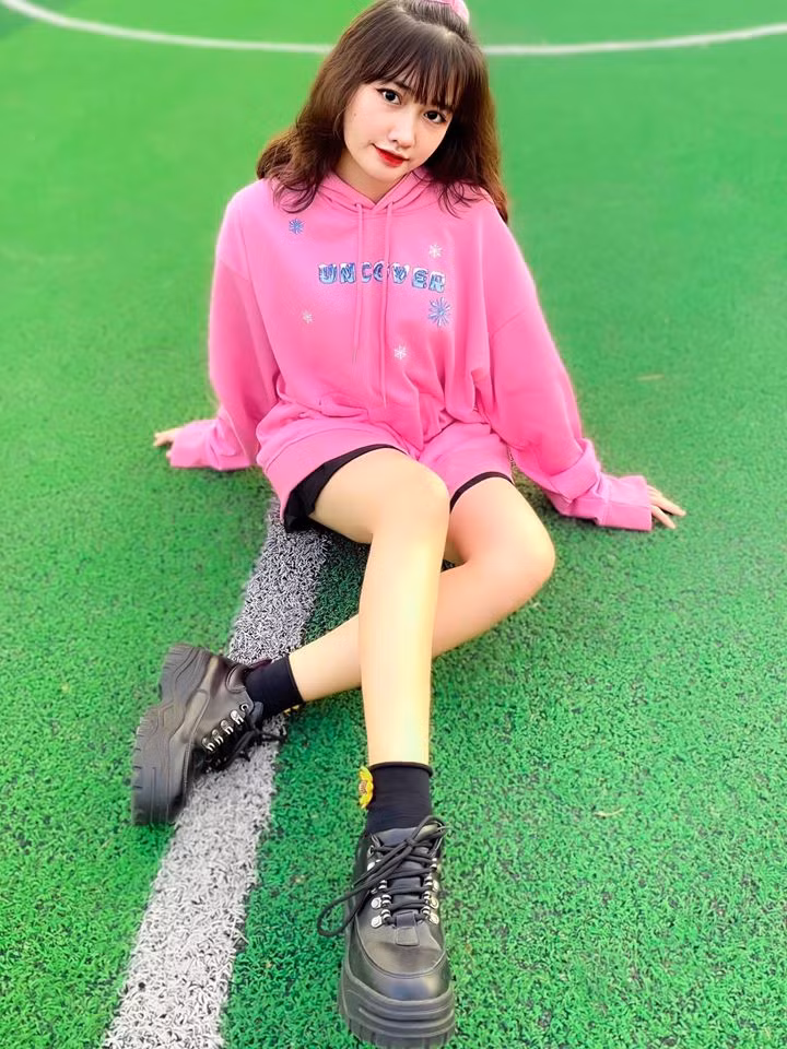 Khánh Huyền Vũ được hâm mộ rất nhiều trên Tik Tok với hơn 44,5 triệu lượt thả tim và có 2,9 triệu người hâm mộ.