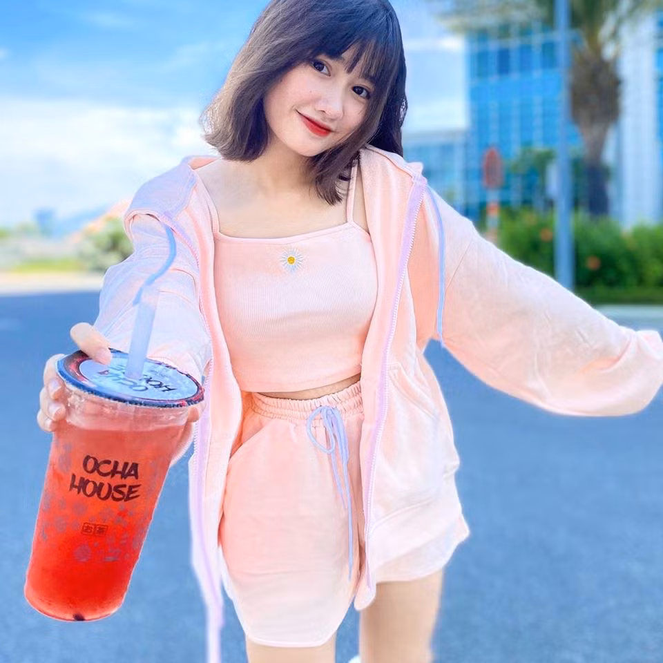 Lại thêm một cô bạn tên Khánh Huyền nhưng lần này là Vũ Thị Khánh Huyền gây ấn tượng trên MXH nhờ nhan sắc cực cute của mình.