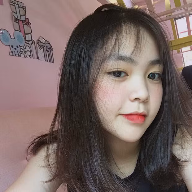 Tố Như, hay còn có nickname là Pèo sinh năm 2004, hiện vẫn còn là học sinh trung học. Cô nàng sở hữu gương mặt bầu bĩnh trông vừa trẻ con lại vừa dễ thương.