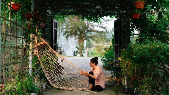 Và thử thách mà Kim Út đặt ra cho chính mình là về quê sống. Đồng thời cô cũng định hướng cho bản thân vừa ở quê vừa tạo nguồn thu nhập từ việc sáng tạo nội dung trên các nền tảng mạng xã hội.