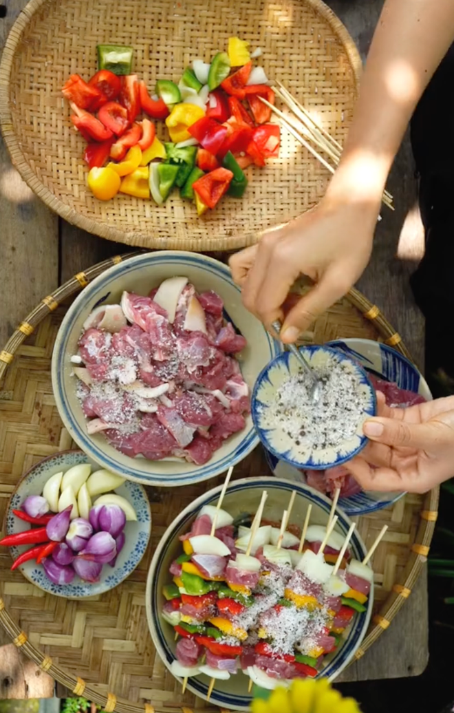 Về chuyện kinh phí duy trì cuộc sống, kênh của Út cũng nhận được những hợp đồng quảng cáo, nhờ vậy mà cô có thu nhập ổn để sống ở quê. Ngoài ra các khoản chi phí cũng giảm bớt nhiều sau khi về quê, bao gồm cả các khoản chi của con gái như quần áo, mỹ phẩm.