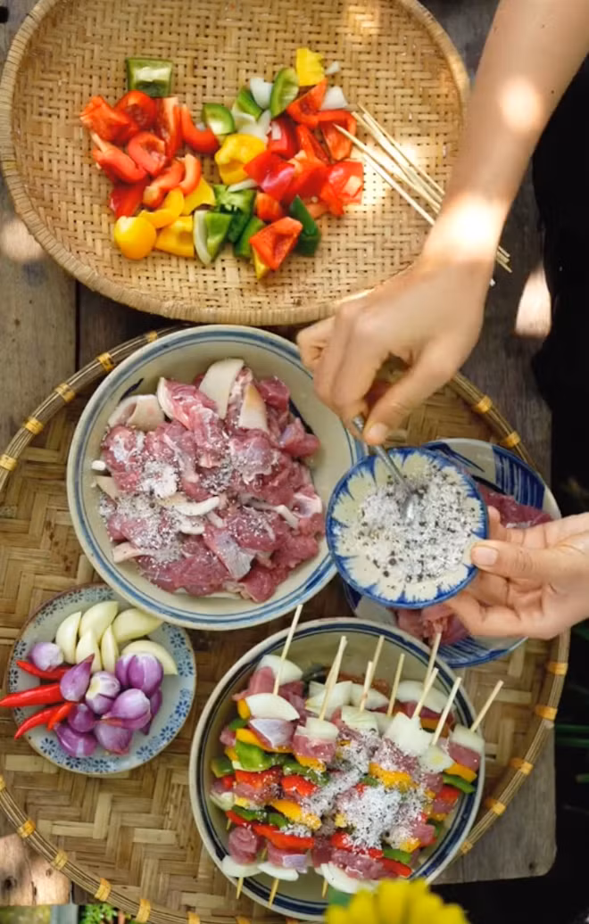 Về chuyện kinh phí duy trì cuộc sống, kênh của Út cũng nhận được những hợp đồng quảng cáo, nhờ vậy mà cô có thu nhập ổn để sống ở quê. Ngoài ra các khoản chi phí cũng giảm bớt nhiều sau khi về quê, bao gồm cả các khoản chi của con gái như quần áo, mỹ phẩm.