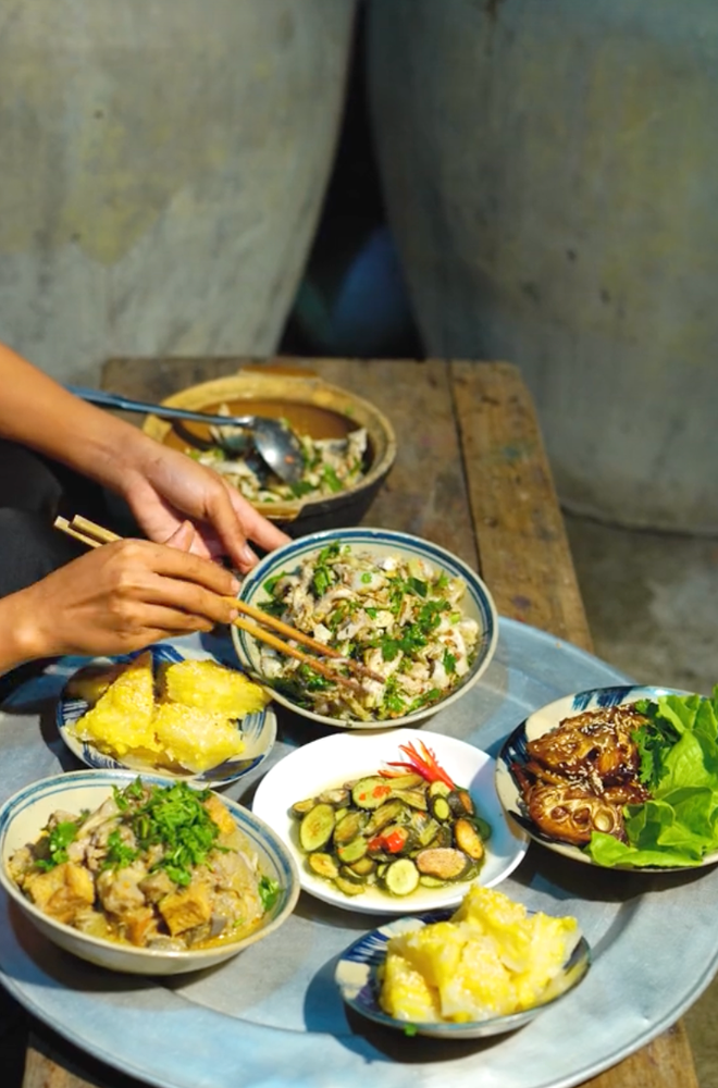 Về quê làm ruộng không phải là chuyện dễ, nhất là với người không quen lao động chân tay. Nhưng với Kim Út, từ lúc rời phố về quê đến nay, cô chưa có giây phút nào chán nản hay mệt mỏi.