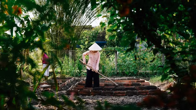Sau 2 năm làm báo, Kim Út thấy mình ngày càng trưởng thành hơn, học được nhiều kỹ năng hữu ích. Tuy nhiên trong thâm tâm, nhiều lúc cô cảm thấy bản thân không thực sự cháy hết mình với công việc. Điều này khiến cô bạn Gen Z chững lại và suy nghĩ rất lâu rồi quyết định tạm nghỉ việc, tự cho bản thân cơ hội tìm kiếm, trải nghiệm một thử thách nào đó để làm mới mình.