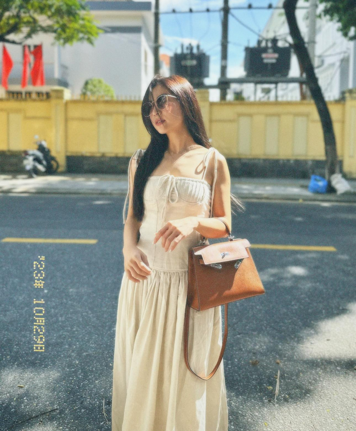 Tuy nhiên, một số cư dân mạng lại thắc mắc rằng chẳng phải mới đây Nhật Lê cũng đã lộ ảnh cưới mới với một chú rể khác quê ở Thanh Hoá, là bạn học chung ở ĐH Thăng Long (Hà Nội) cùng với cô. Biết đâu, Quang Hải và Nhật Lê lại cưới cùng thời điểm?