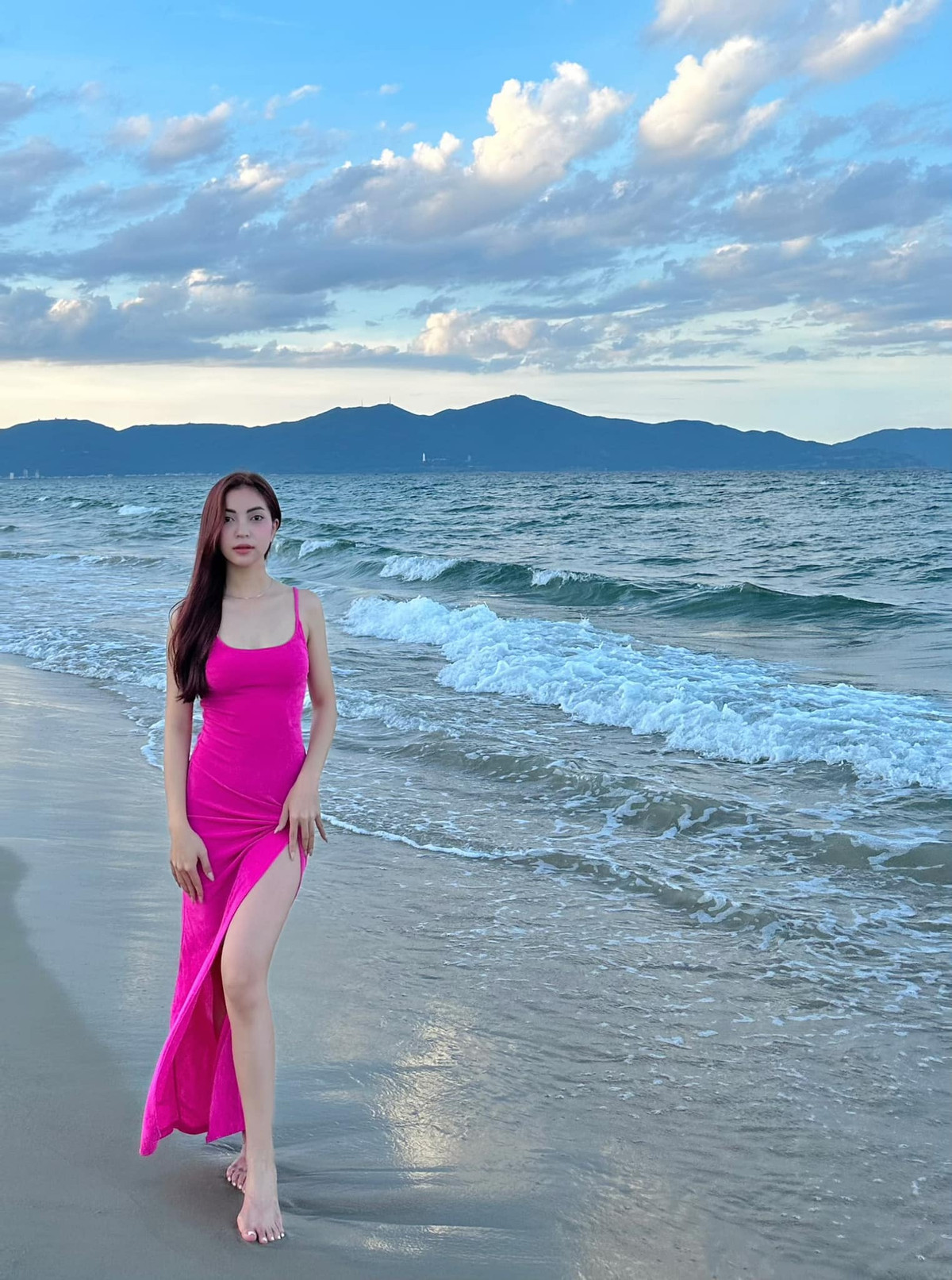 Cụ thể nàng hot girl xứ Quảng viết: "Gặp mưa thì che ô, vậy giờ gặp ai để được che chở?"