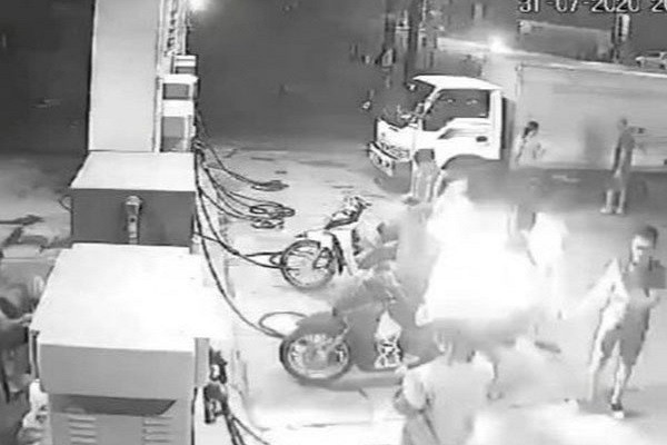 Video: Hut thuoc gay chay tai cay xang Me Linh, cong an vao cuoc